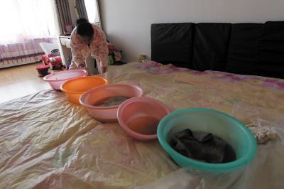 仪征楼上漏水，住户失联，小区没物管，业主维权难！律师来支招……